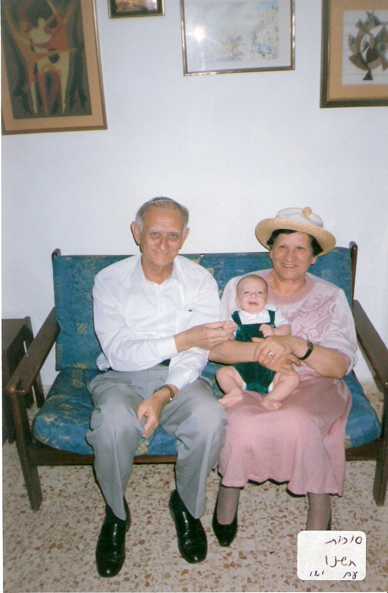 סוכות תשנו ישי בן 3 חודשים עם סבא וסבתא קרויזר