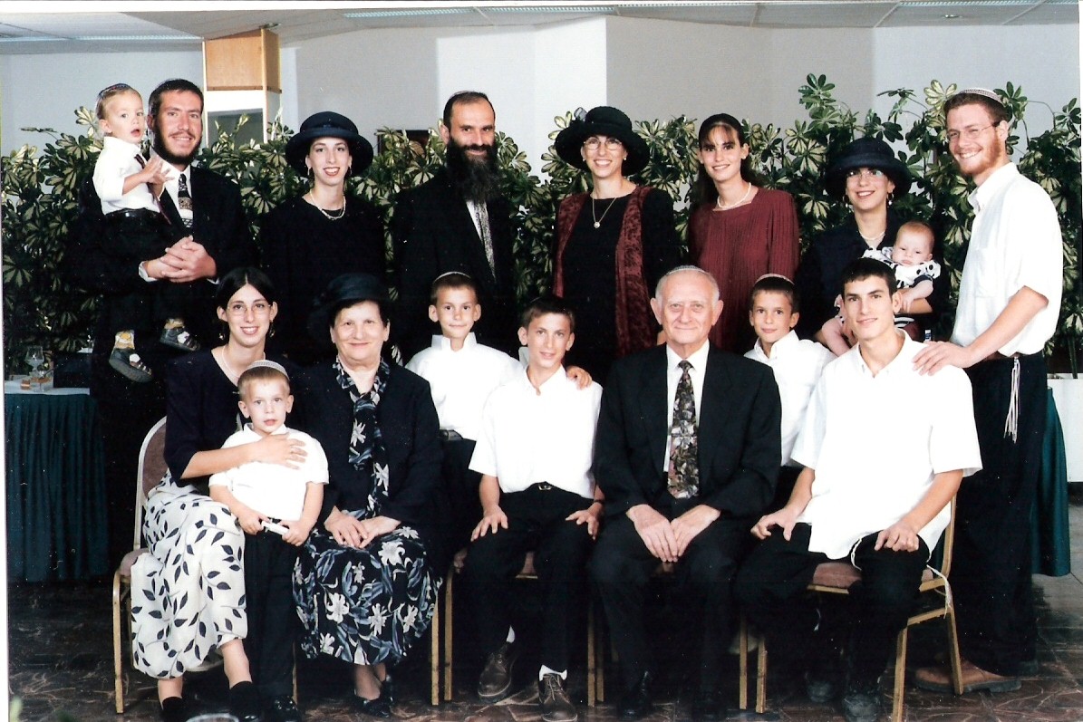 שלמה ישי וכל המשפחה עם סבא וסבתא קרויזר בבר מצווה של יצחק