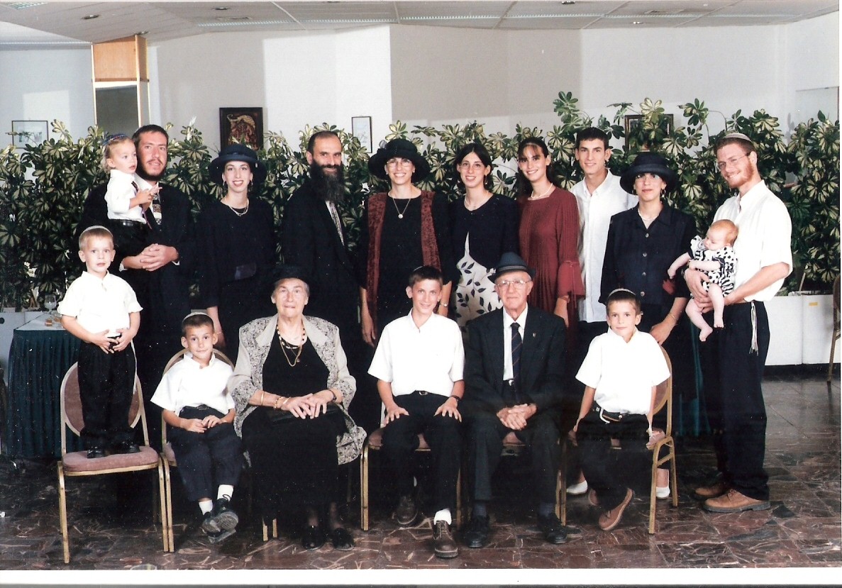 שלמה ישי וכל המשפחה עם סבא וסבתא כרמל בבר מצווה של יצחק