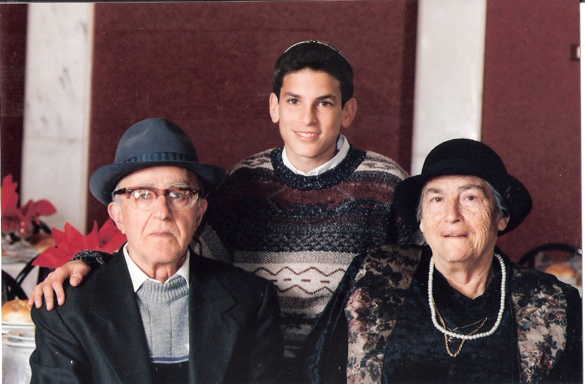 שבט תשנו שלמה בר מצווה עם סבא וסבתא כרמל