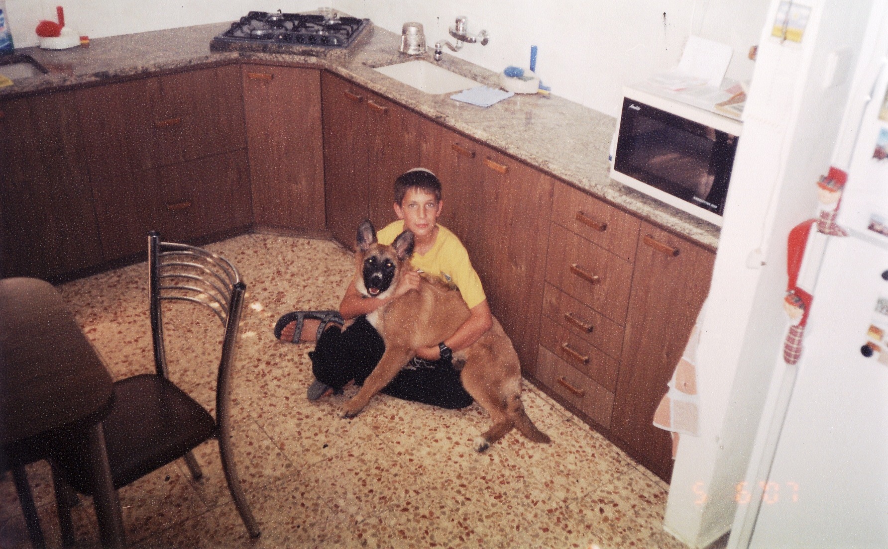 קיץ תשסז ישי בן 12 עם פוקס הכלבה שלו