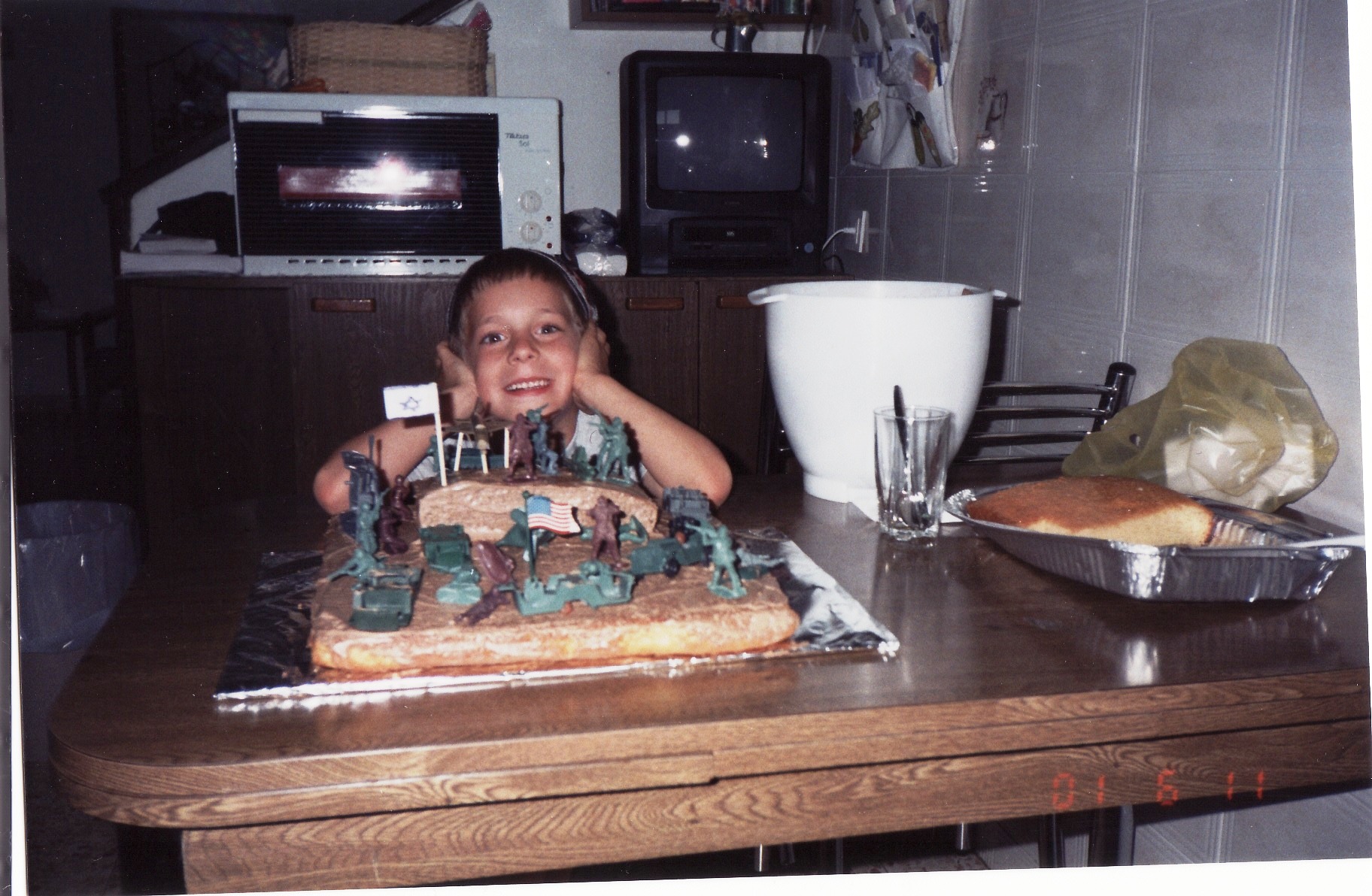 ישי עם עוגת יום ההולדת שהוא עיצב