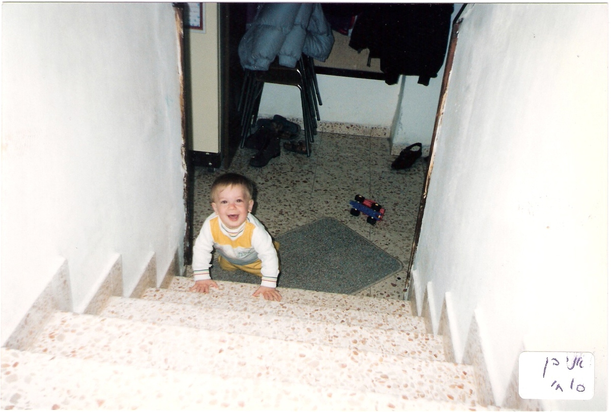 ישי בן 10 חודשים יודע לטפס במדרגות
